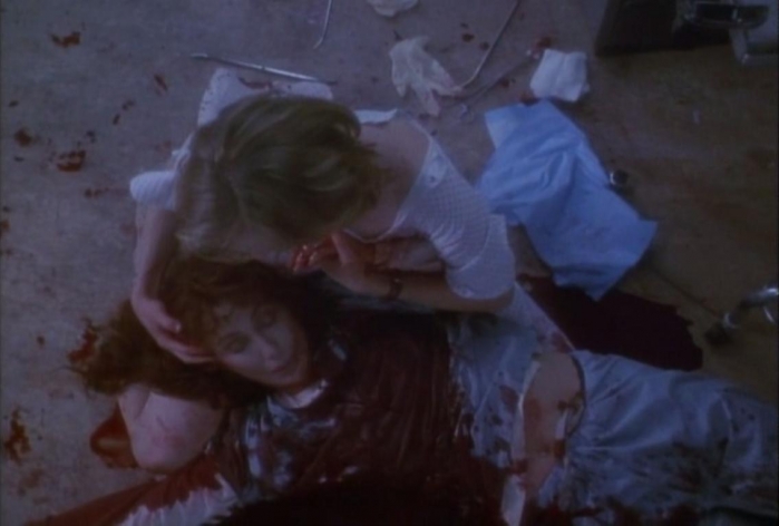 그림6 총에 맞아 사망한 톰슨과 그를 껴안은 크리스틴. 주변 사람에게 도와달라 소리치지만 아무런 대답이 없다..JPG