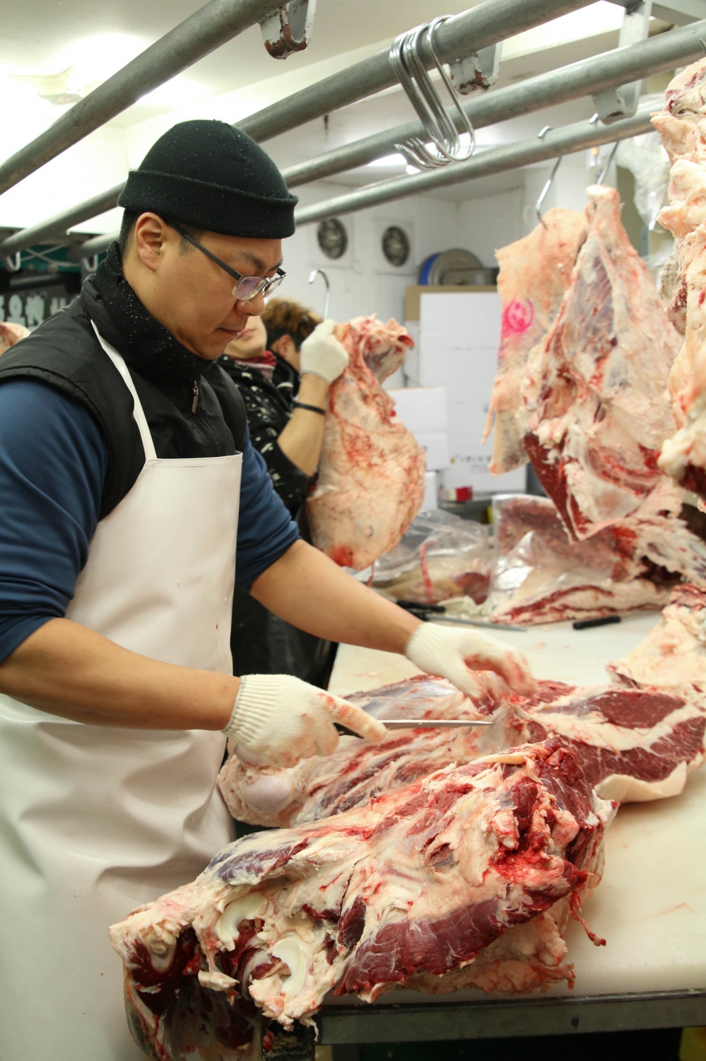 소를 발골하는 정연호 씨. 그들은 잠깐씩 쉴 때를 빼고는 멈추지 않았다.jpg