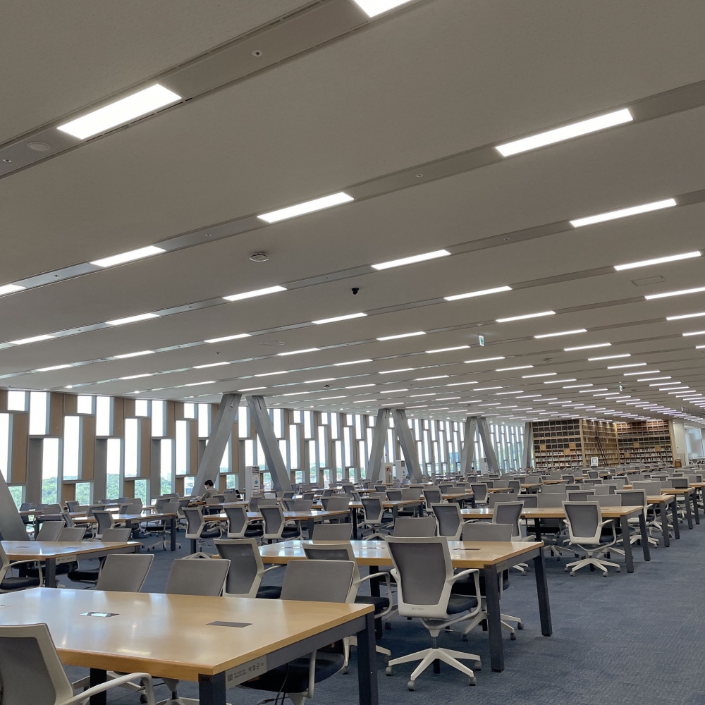 사진 설명 시작. 관정도서관 8층 열람실 안이 텅 비어있다. ▲이채영 씨가 좋아하는 한산한 관정도서관의 모습이다. 사진 설명 끝.