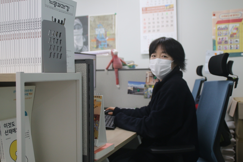 사진 설명 시작. 노동건강연대 전수경 활동가가 사무실에 앉아있다. 사진 설명 끝.