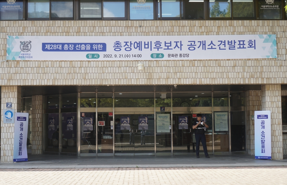 사진 설명 시작. 노란색 벽돌의 문화관 입구에