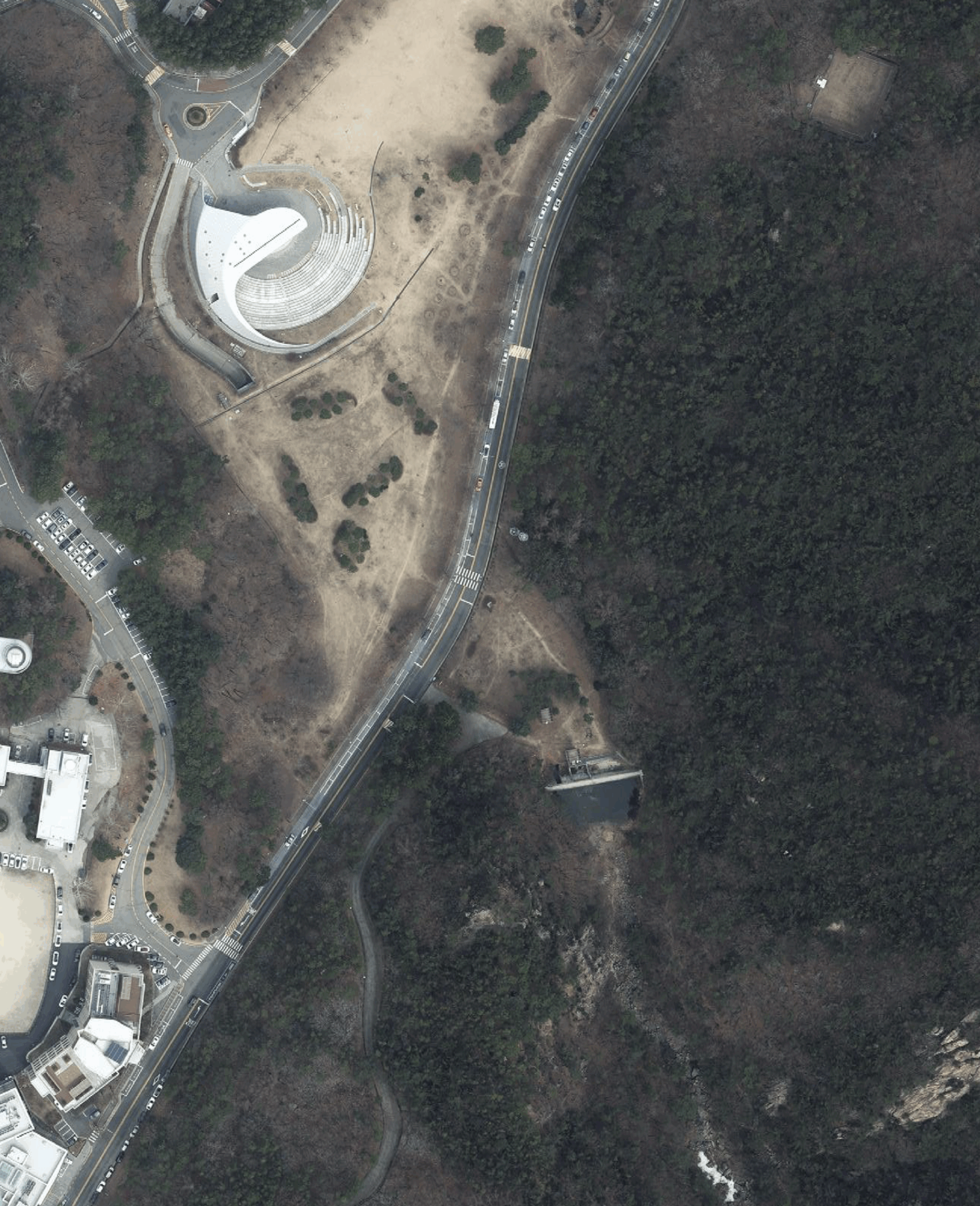 사진 설명 시작. 위에서 바라본 항공 사진이다. 사진 중앙에 버들골이 있고, 버들골에서 남쪽으로 내려오면 관악산에서 버들골 방향으로 향하는 물길이 보인다. 물길은 댐으로 막혀 있다. 사진 설명 끝.