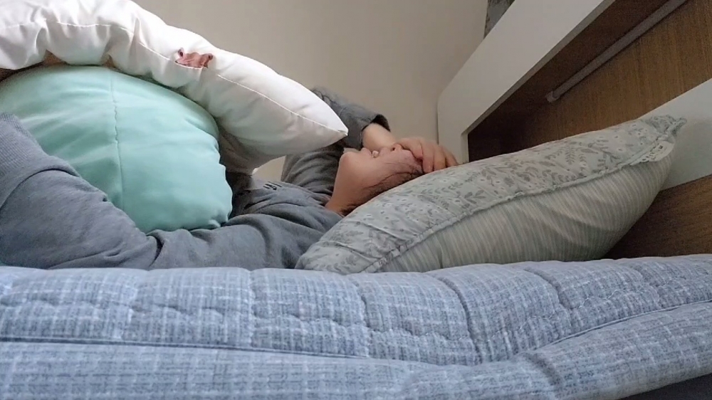 사진 설명 시작. 갓생을 위해 이른 아침 기상한 기자가 피로에 괴로워하고 있다. 사진 설명 끝.