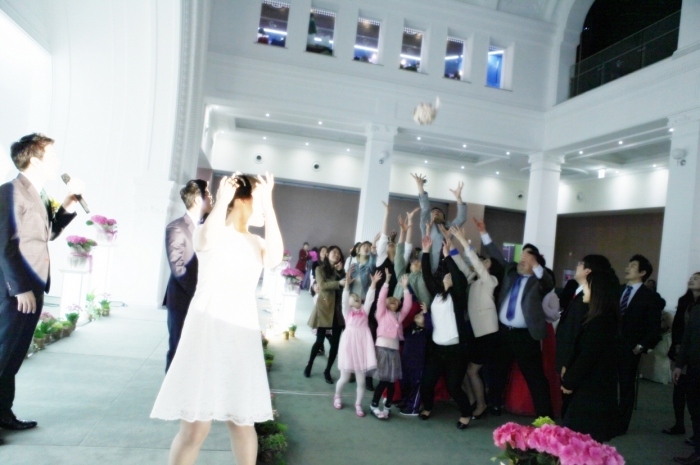 500부케 던지기 순서는 부케를 받을 사람을 따로 정하지 않고 하객 모두가 참여하는 이벤트로 만들었다. ⓒ이후정.JPG