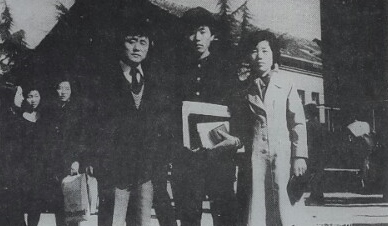 고등학교 졸업식날 부모님과 함께 - (c)조태식씨.jpg