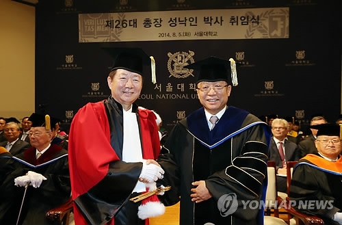 기사2 사진2_지난 8월 5일 성낙인 신임 총장 취임식에서 성 총장이 오연천 전임총장으로부터 대학상징열쇠를 받고 기념촬영하고 있다. 캡션 - 연합뉴스.jpg