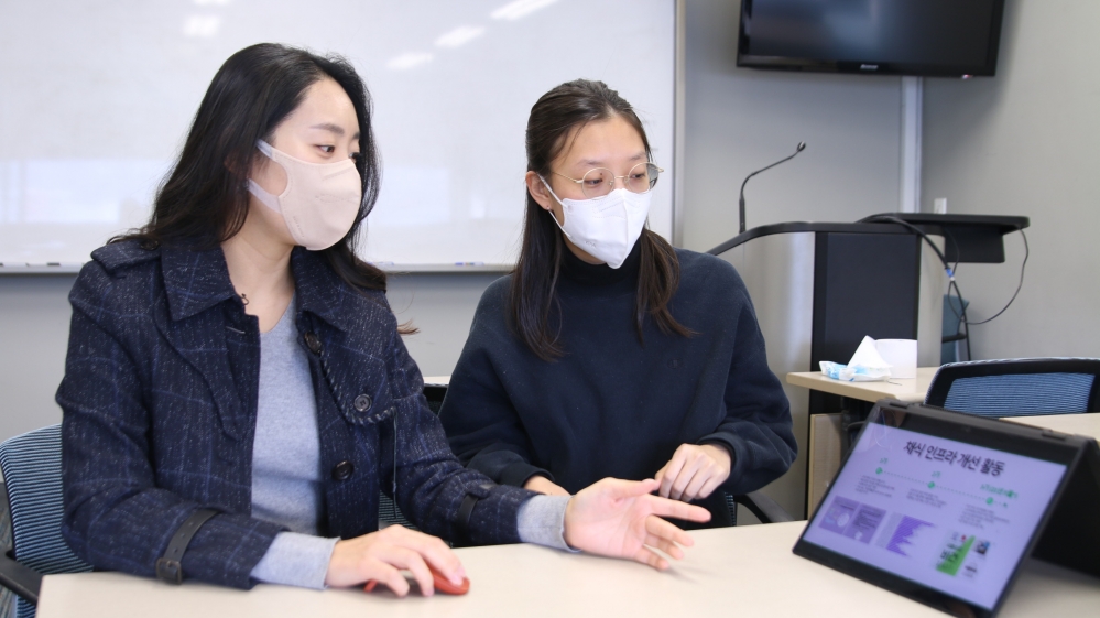 사진 설명 시작. 학내 채식권 보장의 의의를 설명하는 스누비건 스누비건 유라(농생명과학 박사과정) 씨, 최지원 대표(경제 19)의 모습
