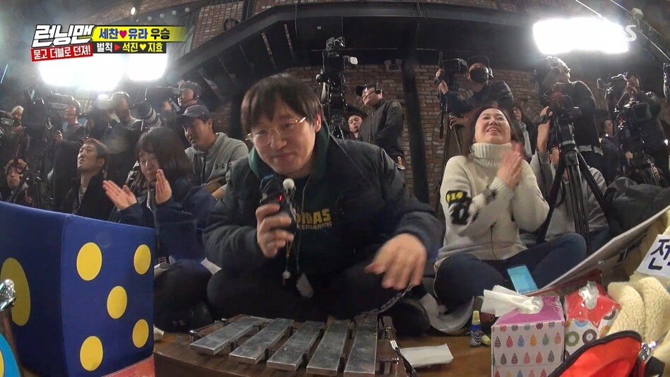 사진설명 시작. 카메라 뒤에서 예능 프로그램 제작을 돕는 작가 및 스태프들의 모습. 사진 설명 끝.