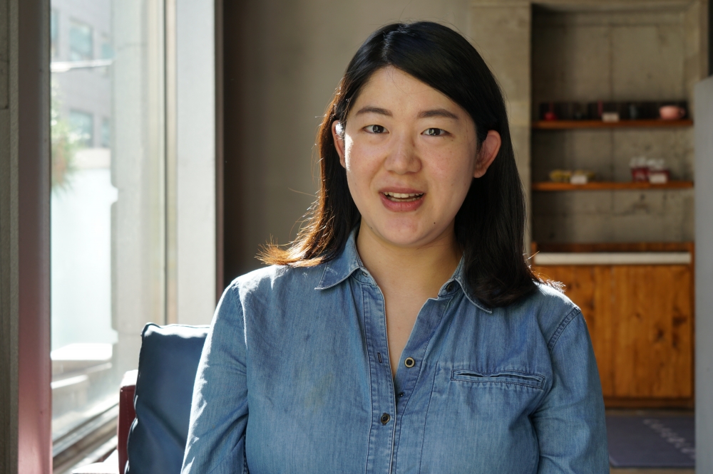 사진 설명 시작. 청색 상의를 입은 김규진 씨가 웃으며 자리에 앉아있다. 사진 설명 끝.