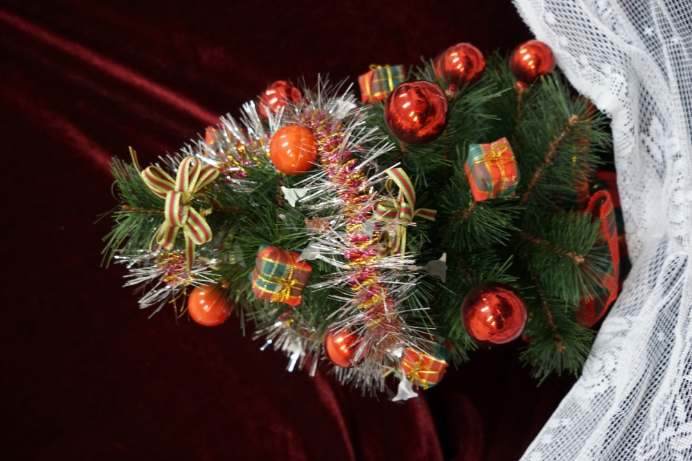 사진 설명 시작. 벨벳을 배경으로 트리가 놓여있다. 앞에는 레이스가 있다. 사진 설명 끝.