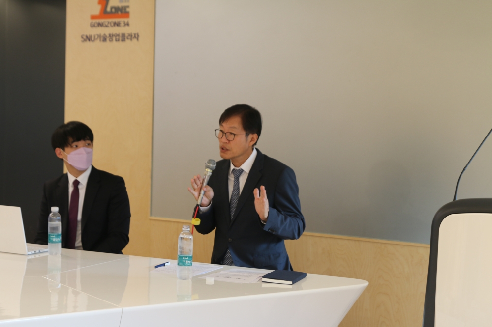 사진 설명 시작. 남익현 후보자가 총장예비후보자 간담회에서 질의응답 및 발언 중이다. 사진 설명 끝.