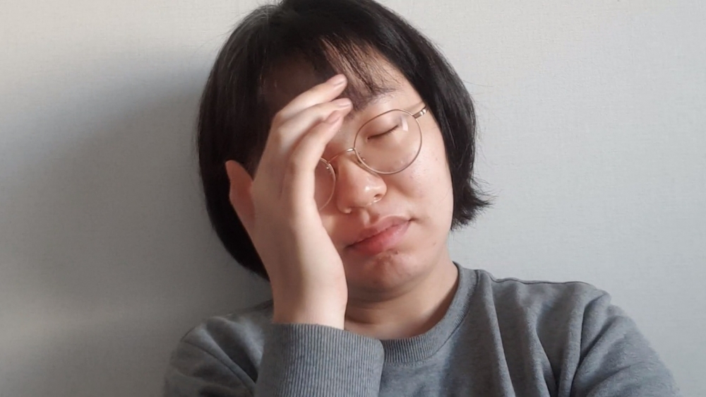사진 설명 시작. 갓생 일과를 수행하지 않은 날 기자의 표정. 이마를 짚고 피로해하고 있다. 사진 설명 끝.