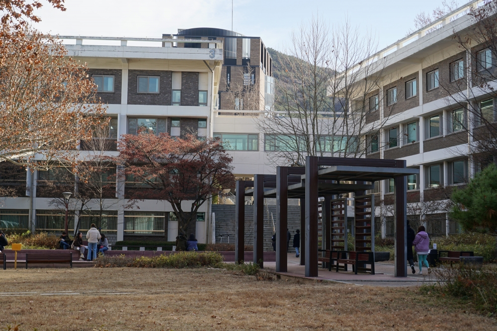 사진설명 시작. 인문대학 4동과 2동 사이 인문대학 전경이다. 사진상 왼쪽부터 나열하면 인문대학 4동, 3동, 2동과 3동을 잇는 구름다리, 2동이 위치하고 있다. 사진상 왼쪽에는 낙엽이 진 나무가 위치하고 있다. 사진설명 끝.