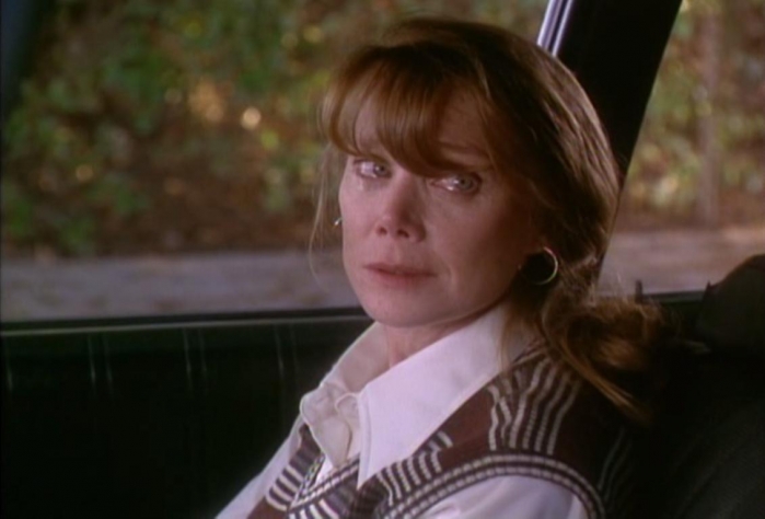 그림3 바바라는 친구 줄리아에게 임신을 알리며 눈물을 흘린다..JPG